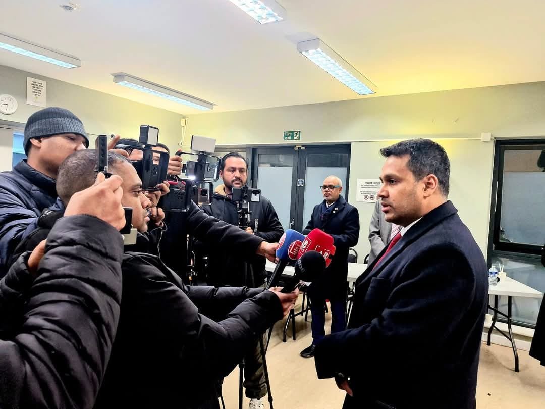 Joining hands to unlock new opportuniƟes and drive mutual success.